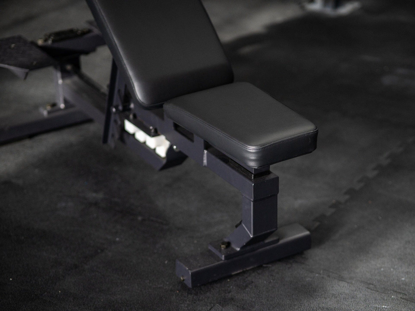 Hantelbank SQMIZE® ELITE CLUB SQ-R660 mit Spotterstands www.simpleproducts.at 