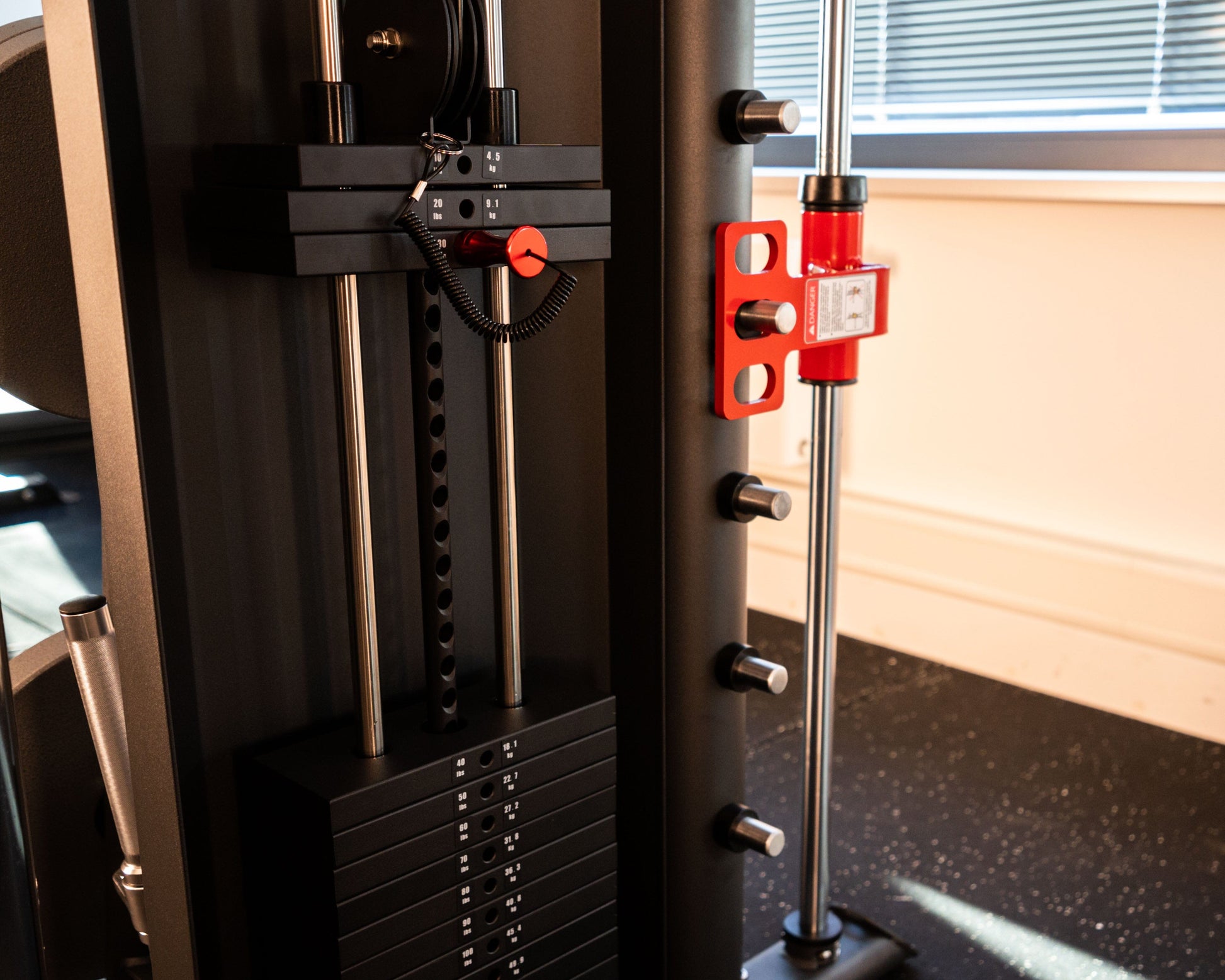 Smith Machine & Kabelzug: Multi Functional Gym SQMIZE® PREMIUM BISON SQ-S950 www.simpleproducts.at 