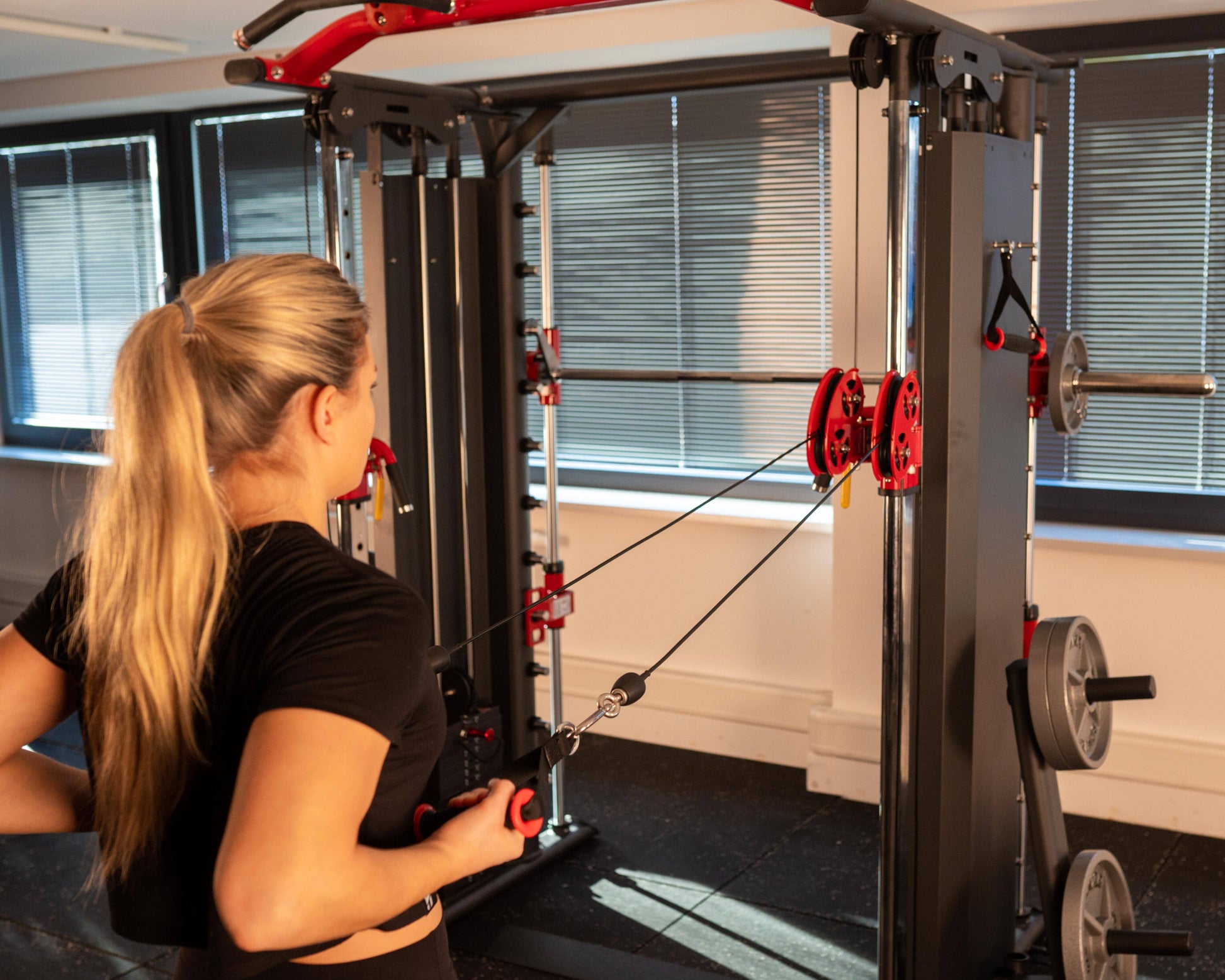 Smith Machine & Kabelzug: Multi Functional Gym SQMIZE® PREMIUM BISON SQ-S950 www.simpleproducts.at 